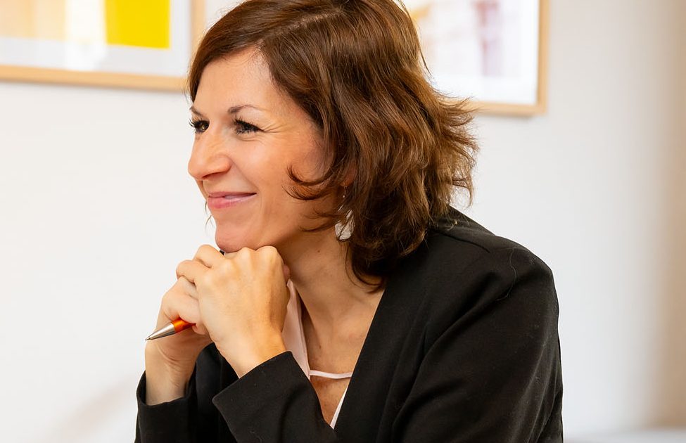 Anna Kauert sitzt am Schreibtisch